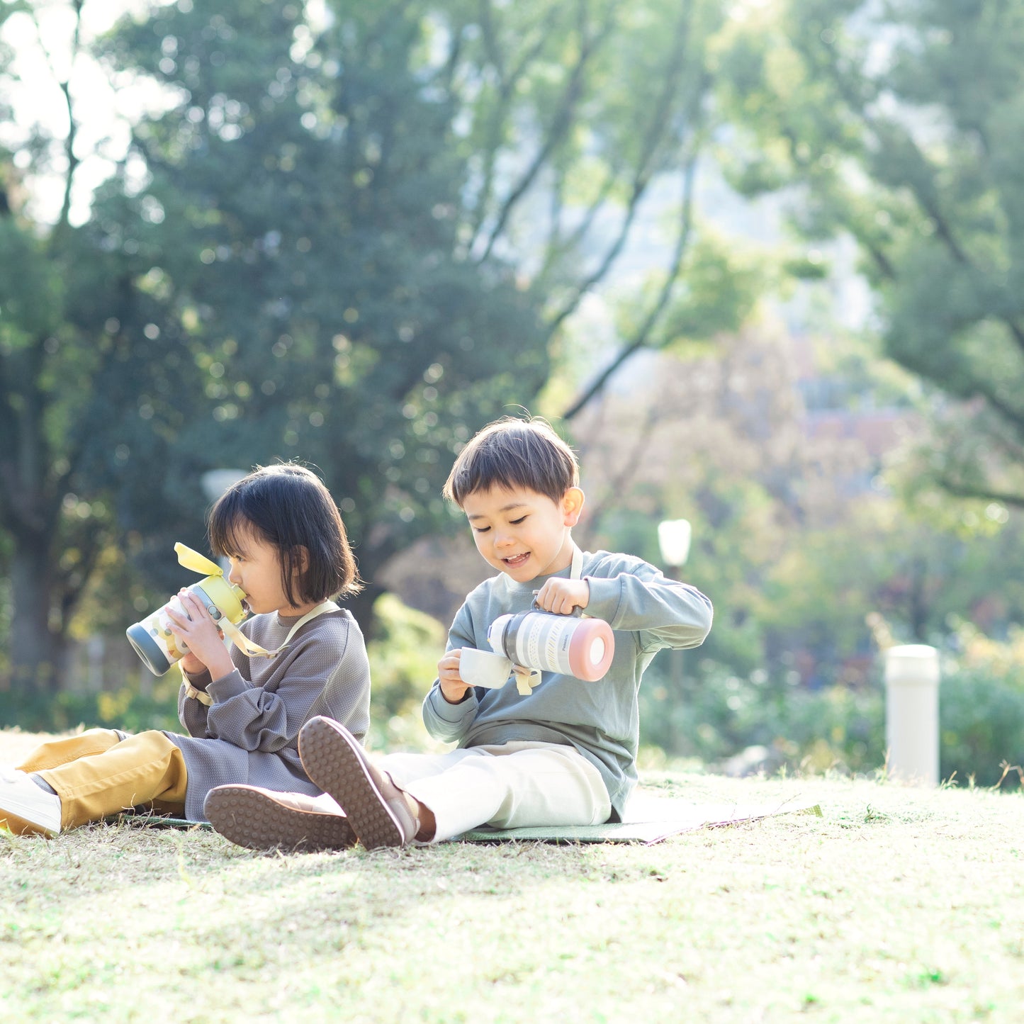 Peacock日本孔雀 / ASN-W40 / 490ml 兒童保溫水壺 / 兩用直飲吸管 幼兒園背帶